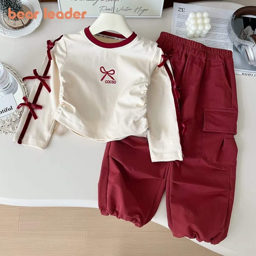 ชุดเสื้อกันหนาวแบบหมีสีแดงสำหรับเด็กอายุ 3-7 ปี พร้อมแขนยาวพิมพ์ลายและกางเกงทํางาน สวมใส่สบายตลอดทั้งปี