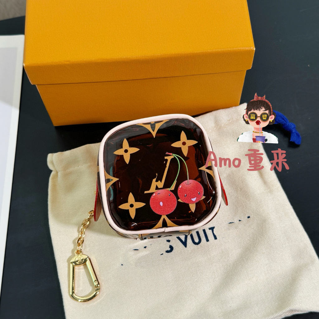 กระเป๋าอุปกรณ์เสริมสไตล์ใหม่จาก Takashi Murakami แบบ Cherry สำหรับหูฟัง พร้อมดีไซน์หรูหรา เหมาะกับทุ