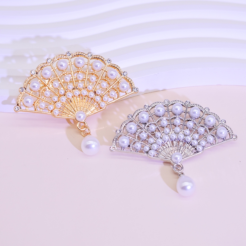 พัดลมโบราณเข็มกลัด เคลือบด้วยทอง 24K ปราศจากอาการแพ้ พร้อมใช้งานในงานเลี้ยงหรือโอกาสสำคัญ