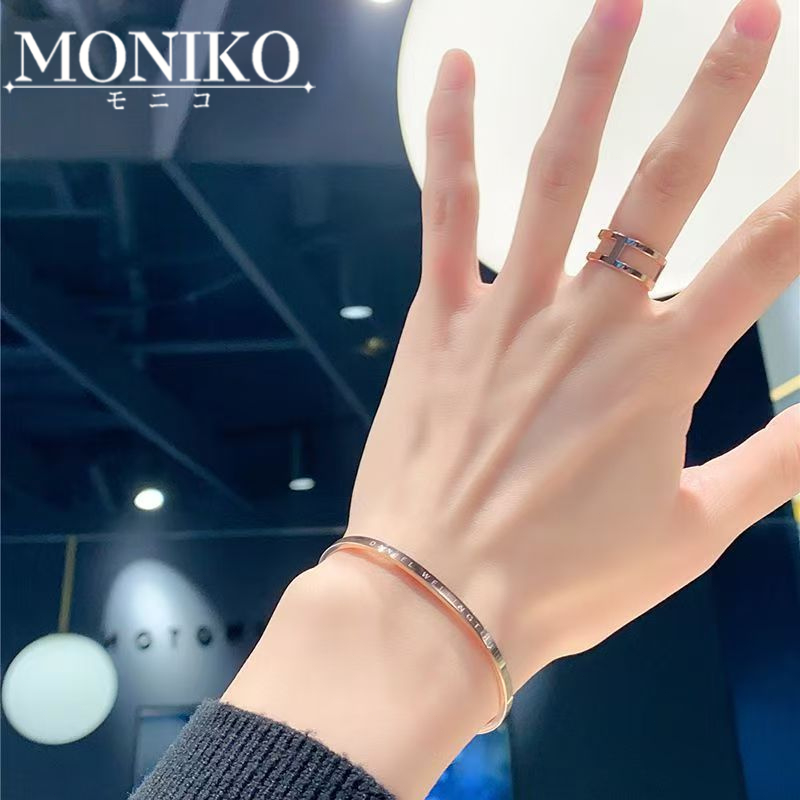 MONIKO  สร้อยข้อมือสแตนเลส 316L ปรับได้ สไตล์คลาสสิก D W เหมาะสำหรับทั้งชายและหญิง