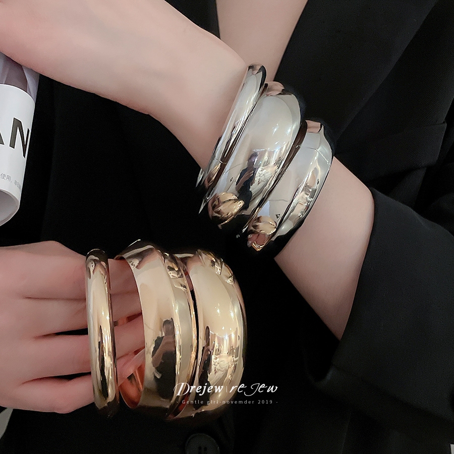 สร้อยข้อมือสามชิ้นสไตล์ยุโรปและอเมริกัน ออกแบบพิเศษด้วยโลหะพื้นผิว มีความหรูหราสำหรับแฟชั่นที่แตกต่าง