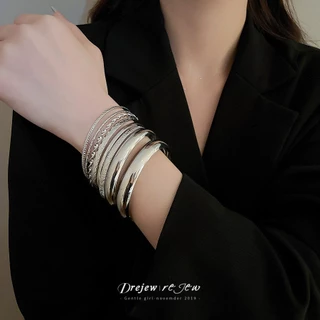 สร้อยข้อมือโลหะลวดลายเงางาม สไตล์เซ็ต 8 ชิ้น สำหรับสวมใส่งานหลากหลายโอกาส ดีไซน์เฉพาะตัว