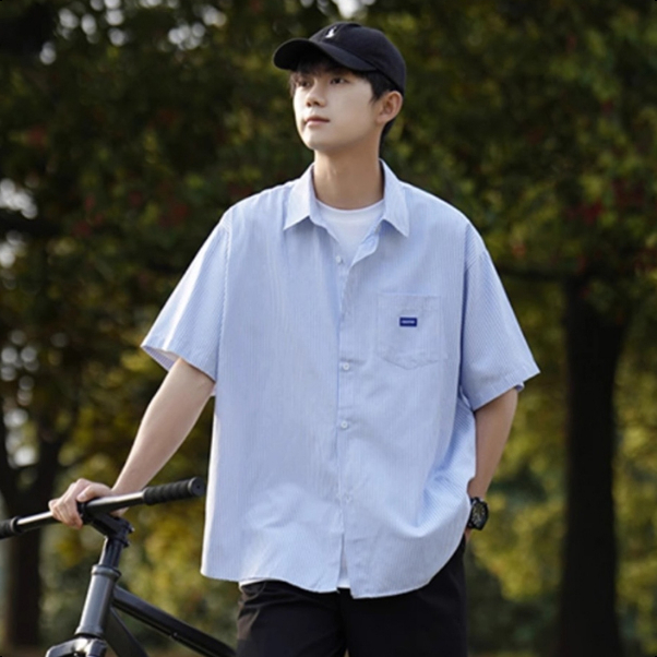 ✨ONO✨เสื้อเชิ้ตผู้ชาย เสื้อผู้ชาย การออกแบบแขนสั้นมินิมมัลิสต์ แบรนด์หย่างและทันสมัย สะดวกสบายสำหรับคู่รักที่จะสวมใส่ในโอกาสฤดูร้อนใด ๆ M-3XL