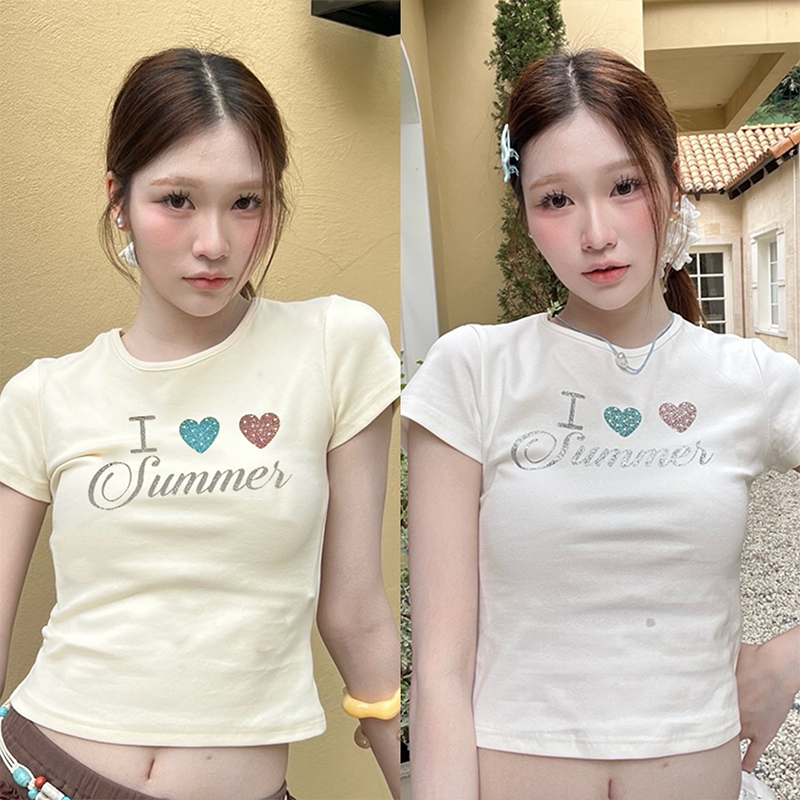 Jbb.Shop | Baby Tee, เรียบง่ายและมีสไตล์ Heart&Letter เสื้อยืดแขนสั้นลายกราฟฟิก #1119