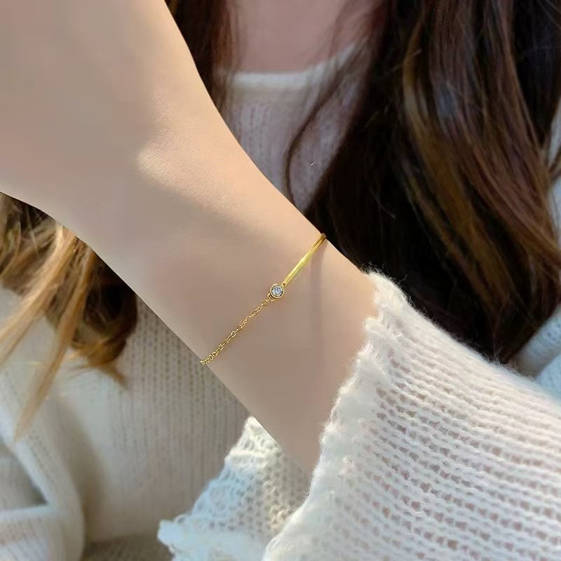 สร้อยข้อมือสแตนเลสมันเงา ออกแบบมาอย่างประณีตในสไตล์มินิมอล ทนน้ำและเหงื่อ เหมาะสำหรับผู้ชาย