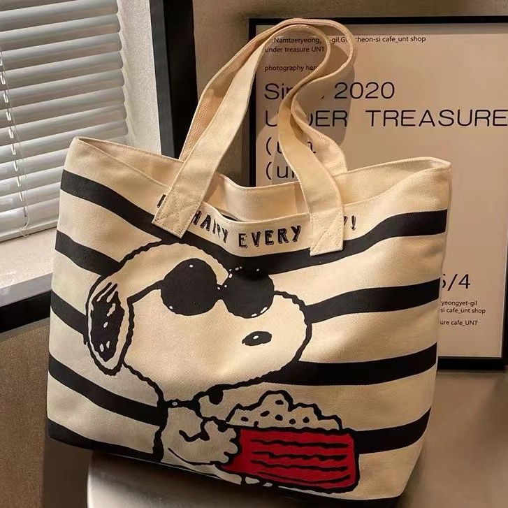 [พร้อมส่ง] กระเป๋าสะพายไหล่ ผ้าแคนวาส ลายการ์ตูน Snoopy น่ารัก สไตล์ใหม่ สําหรับนักเรียน 2023