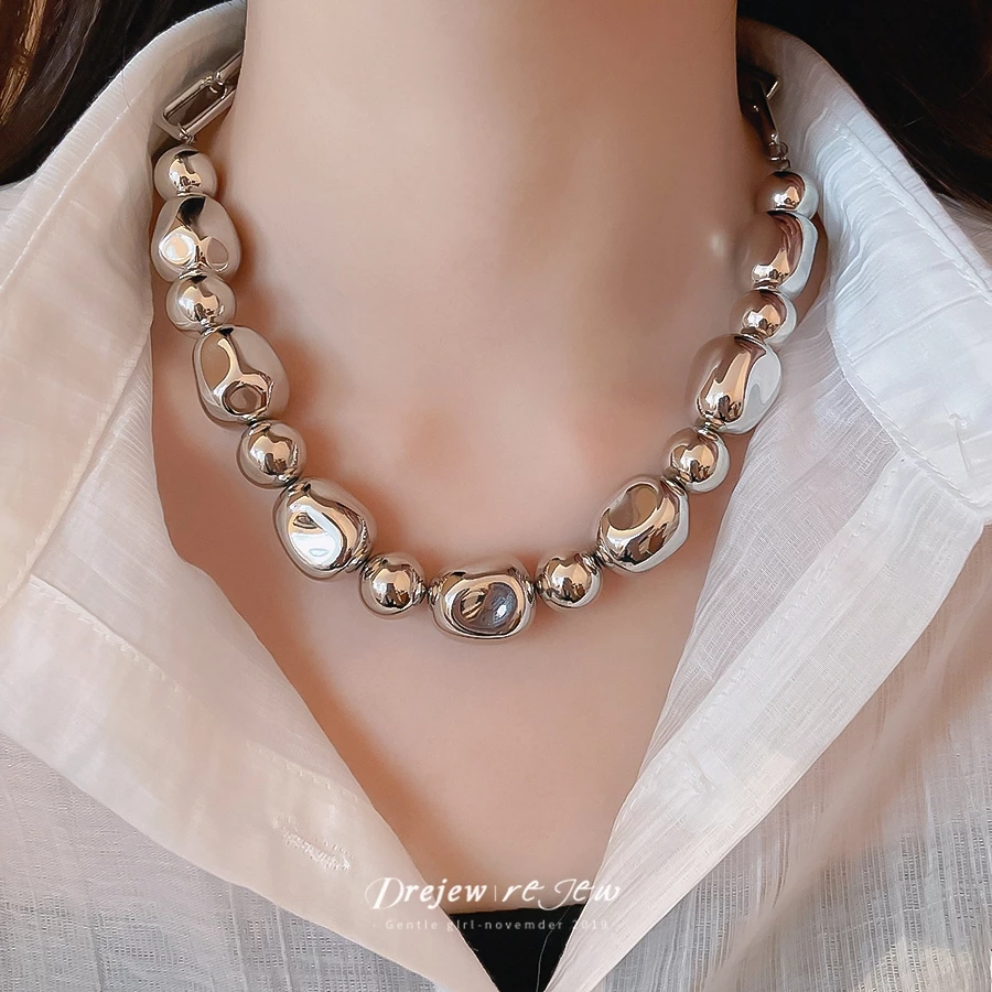 สร้อยคอโลหะยุโรปและอเมริกา สไตล์คูล มีลูกปัดกลมไม่สม่ำเสมอและโซ่กระดูก ออกแบบเฉพาะตัว