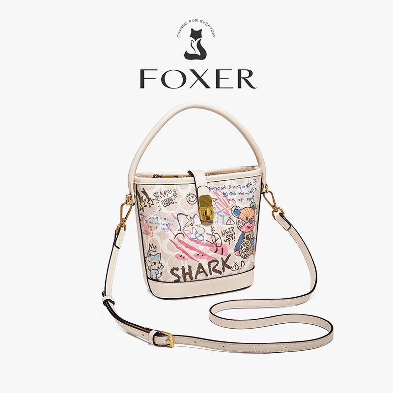 FOXER กระเป๋าสะพายไหล่ผู้หญิง ทรงบักเก็ต ดีไซน์กราฟฟิตี้ ความจุขนาดใหญ่ ส่งไวพิเ