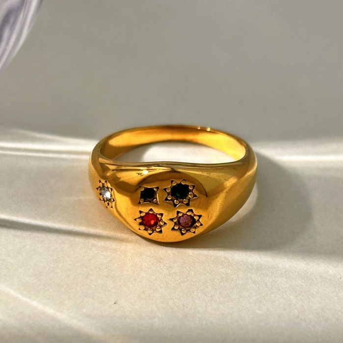 DETUA แหวนสตรีดีไซน์.Simple Hand ทำจากเหล็กไทเทเนียมชุบทองคำ 18K มีหินธรรมชาติสีสันสวยงาม