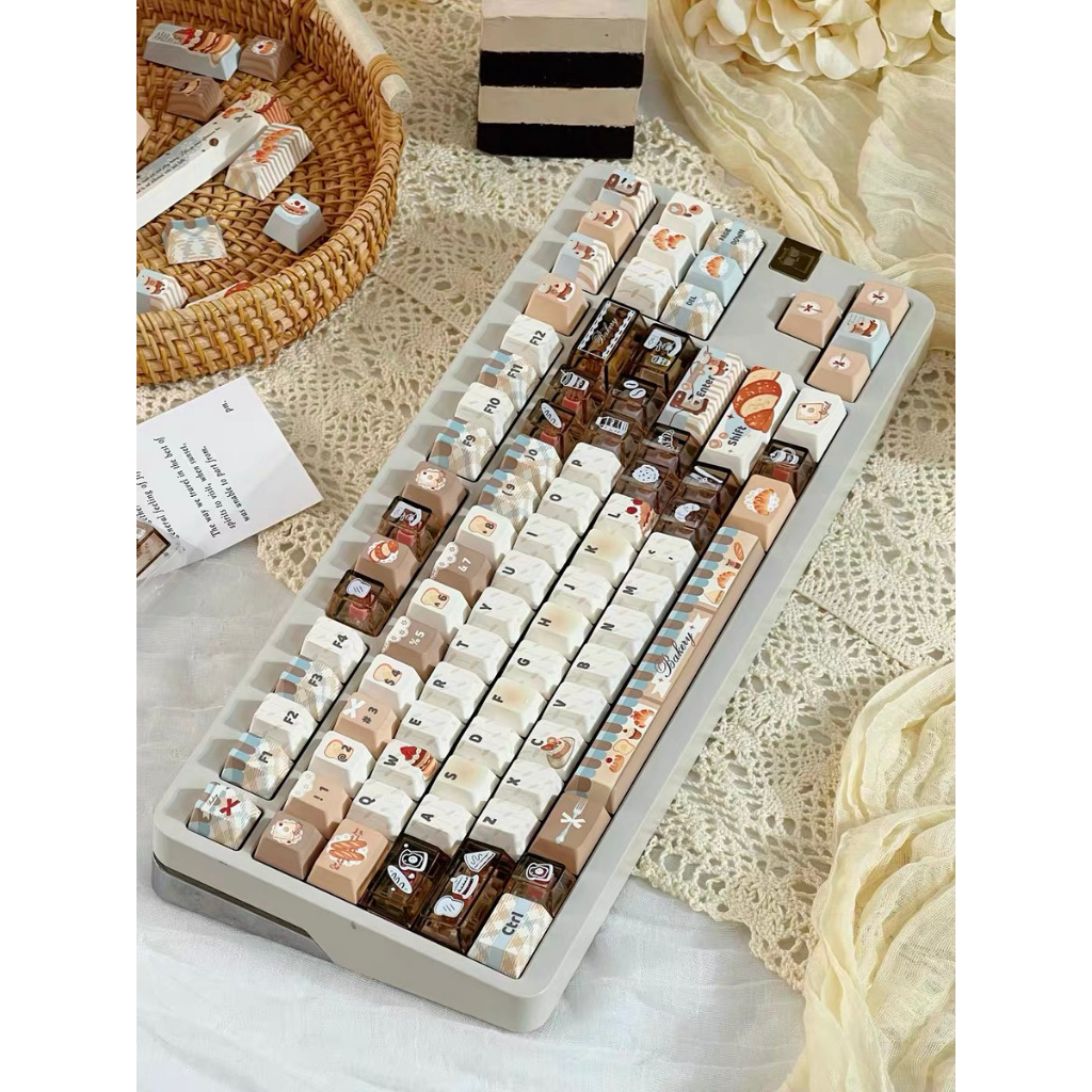131 คีย์ ร้านกาแฟคั่ว Keycaps SOA/Cherry ความสูง PBT วัสดุ ระเหิดความร้อนห้าด้าน Keycap บุคลิกภาพสร้างสรรค์น่ารัก แป้นพิมพ์เครื่องกลที่กำหนดเอง keycaps พอดีกับ 61/68/75/84/87/96/98/104/108