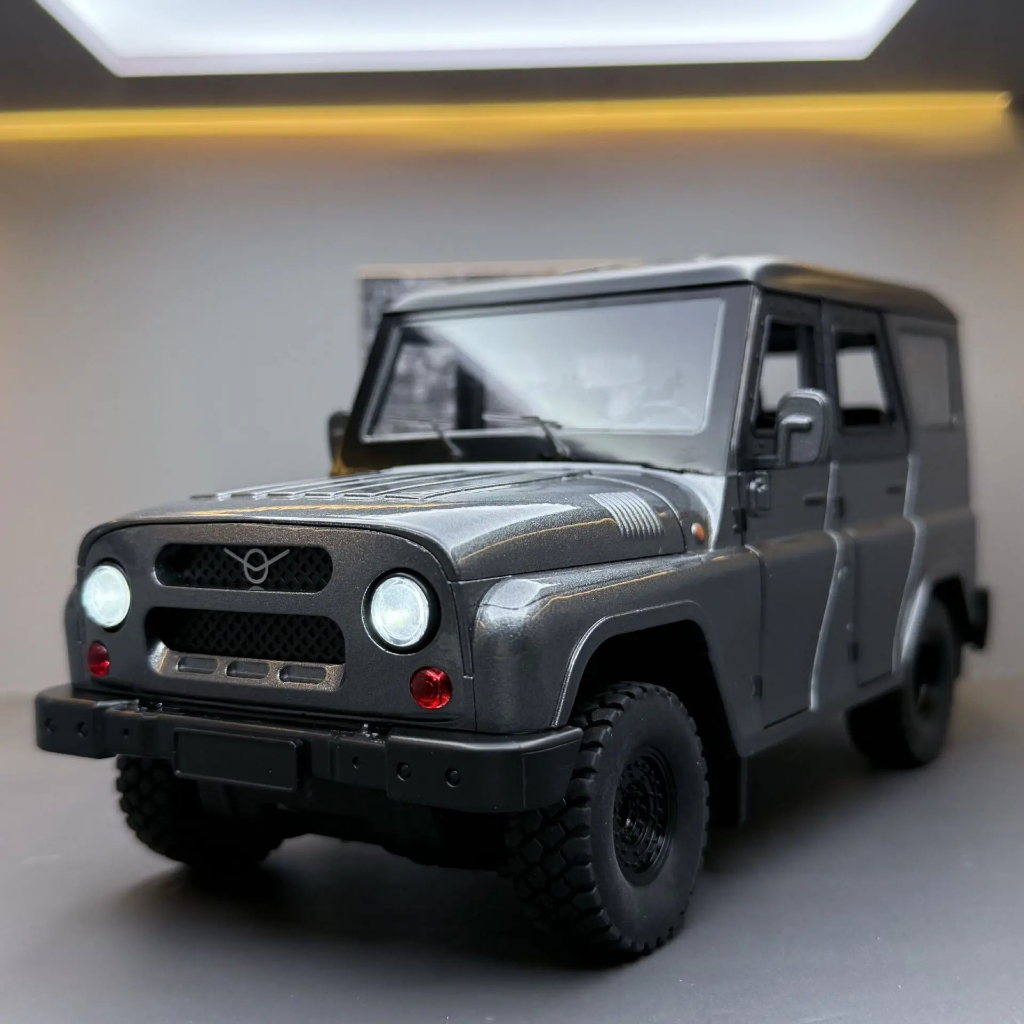 รถ 1/18 รัสเซีย UAZ Hunter Jeep ของเล่นรถ Diecast Racing Miniature รุ่นเสียงและแสงดึงกลับคอลเลกชันขอ