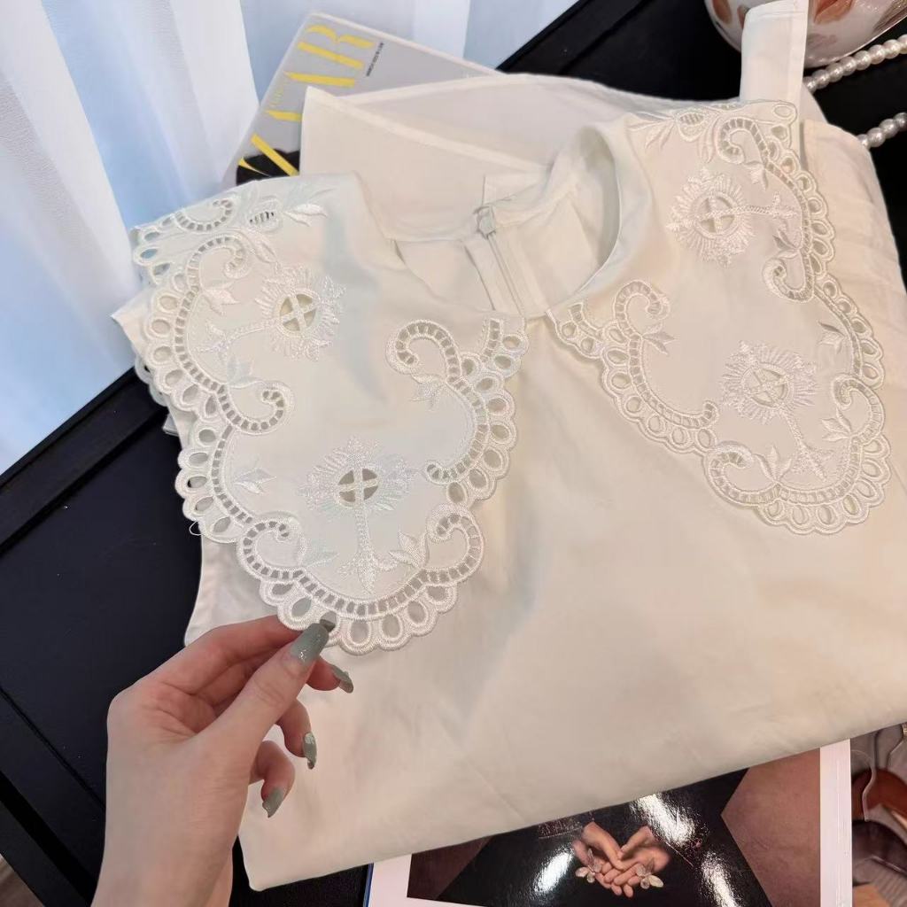 เสื้อลูกไม้แขนกุดสไตล์เกาหลีสำหรับสุภาพสตรี เย็บปักถักร้อยอย่างสวยงาม