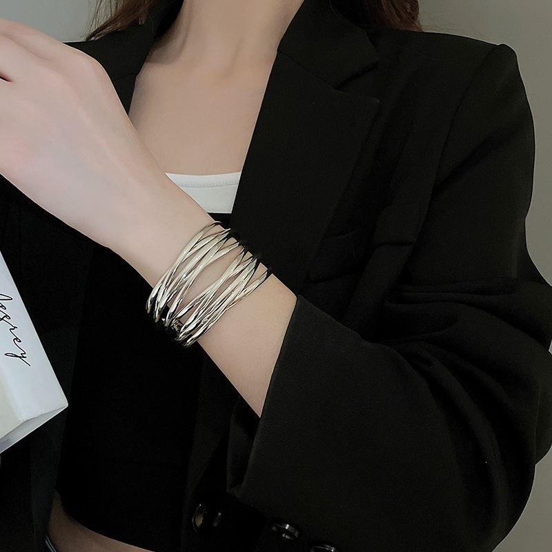 สร้อยข้อมือโลหะสไตล์เย็น อุปกรณ์เครื่องประดับแฟชันสำหรับคนชอบสไตล์เรียบหรูและพรีเมียม - รูปที่ 7