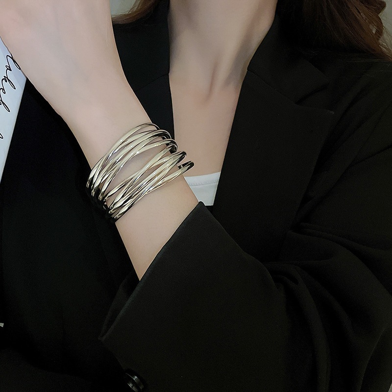 สร้อยข้อมือโลหะสไตล์เย็น อุปกรณ์เครื่องประดับแฟชันสำหรับคนชอบสไตล์เรียบหรูและพรีเมียม - รูปที่ 4