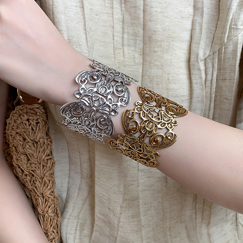 แหวนและสร้อยข้อมือสไตล์ยุโรปและอเมริกา ออกแบบดอกไม้กลวง เปิดงานฝีมือระดับไฮเอนด์ ใช้งานได้หลากหลายโอกาส