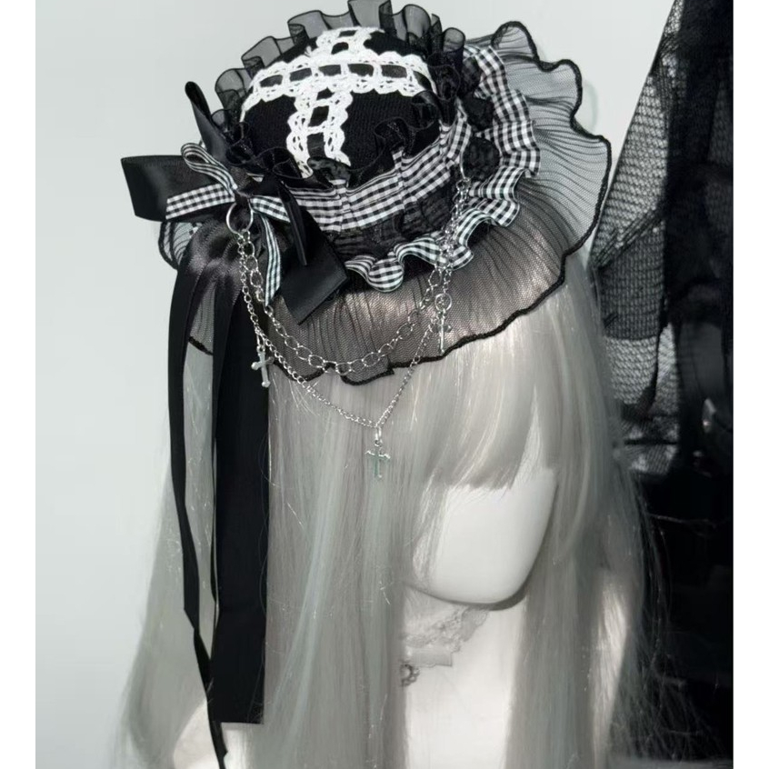 หมวกสไตล์ Dark Lolita Gothic สีดำและสีขาว ออกแบบตามธีมหมากรุก และประดับด้วยโซ่ลูกไม้