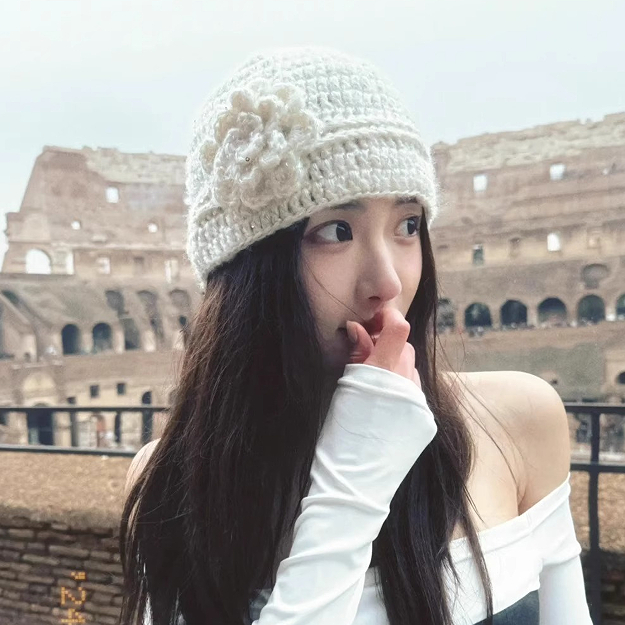 หมวกหญิง Niche Hand-Crocheted หมวกคาดศีรษะดอกไม้สามมิติฤดูใบไม้ร่วงฤดูหนาว Elegant Classy All-