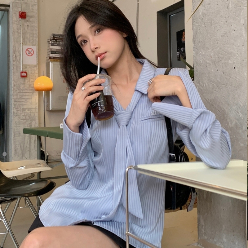 เสื้อแขนสั้นลายทาง และเสื้อเชิ้ตเข้ารูปรอบเอว