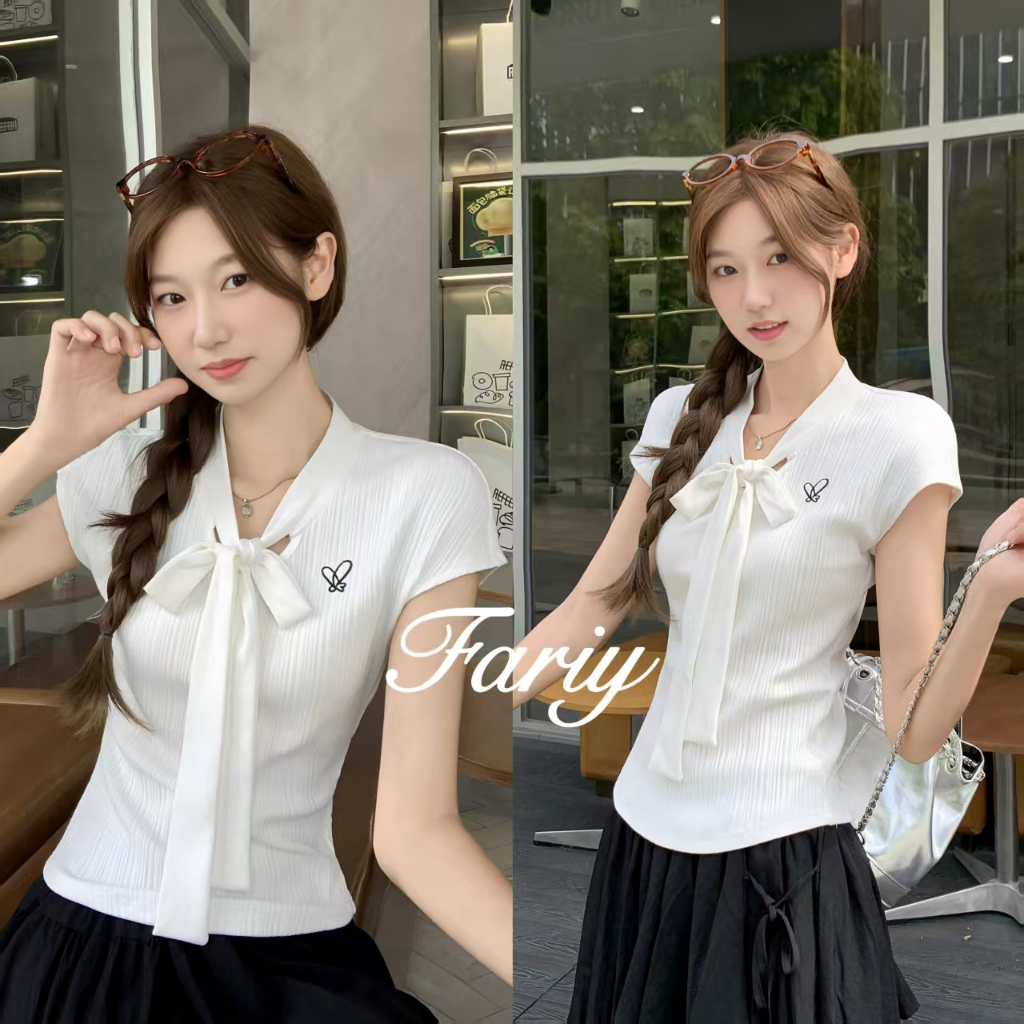 Fariy🍒คลังสินค้าพร้อม🍒 เสื้อยืดคอวีแขนสั้นผูกโบว์สีขาวสไตล์เกาหลีสำหรับผู้หญิงในฤดูร้อน เสื้อเอวลอยทรงเข้ารูปและไหล่ตรงที่ไม่เหมือนใคร
