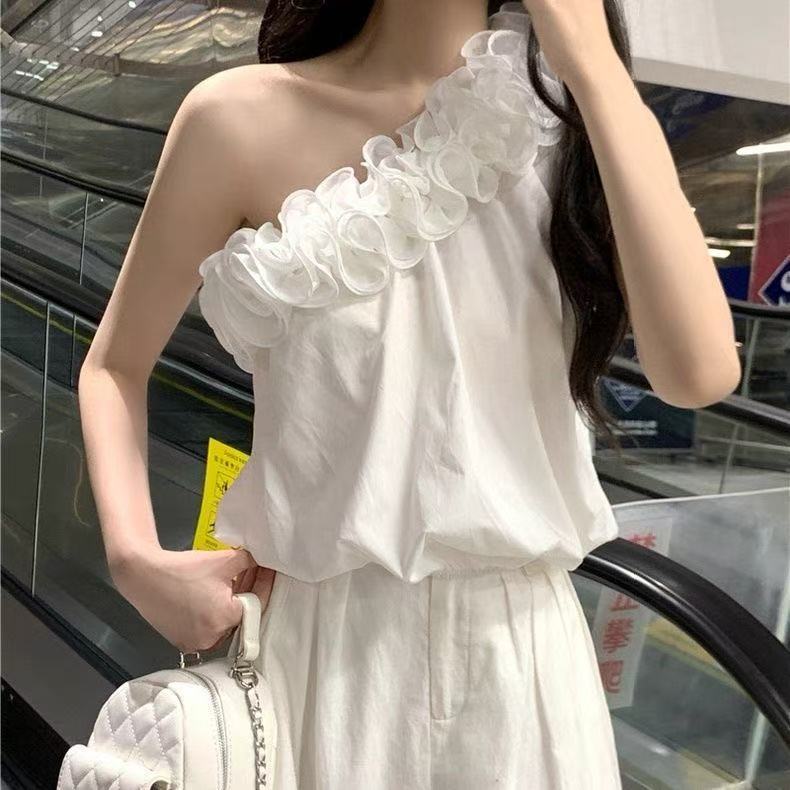 เสื้อกั๊กดอกไม้สามมิติสีขาว ไหล่เฉียง ดีไซน์สวยงาม