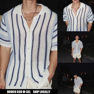 Houch พร้อมส่ง COD ผู้ชาย เสื้อถักแขนสั้นทรงหลวมลายทางอเมริกันพร้อมดีไซน์มินิมอลแบบตัดออก