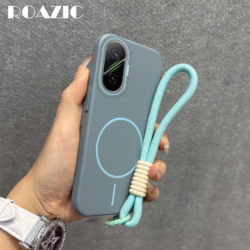 เคสโทรศัพท์แม่เหล็กหรูหราเข้ากันได้สําหรับ POCO F7 F6 F5 Ultra Pro 5G ไร้สายชาร์จพร้อมสายรัดข้อมือมือสีลูกกวาดกันกระแทกป้องกัน Hard PC Matte ฝาครอบกันชน SR01