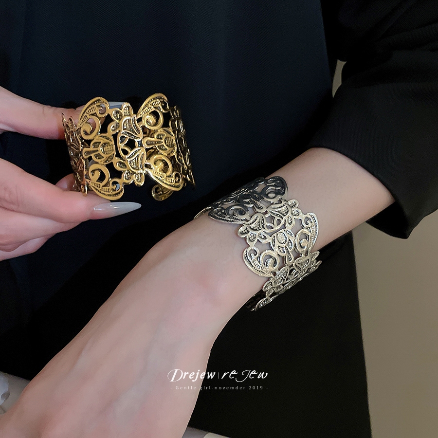 สร้อยข้อมือสไตล์ยุโรปและอเมริกา งานโลหะลายดอกไม้แบบกลวง ออกแบบมาเพื่อความสวยงามและความหลากหลายในการสวมใส่