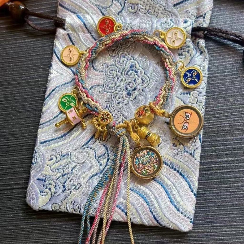 ของขวัญใหม่! มือถ่ายภาพลายไทยแท้ ทังกา ทิเบตห้าทาง เทพเจ้าแห่งความมั่งคั่ง พร้อมเชือกใหม่สําหรับปี 2026
西藏纯手工编织纯手绘扎基拉姆藏式五路财神唐卡轮回手绳转运20250709 - รูปที่ 5