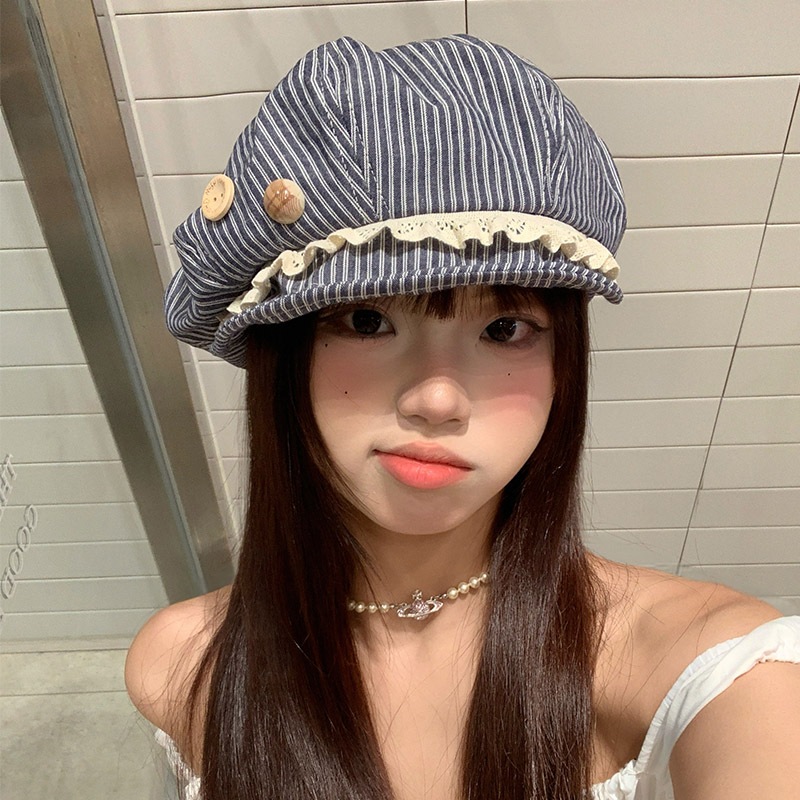 หมวกเบเรットสำหรับผู้หญิงสไตล์เกาหลี ออกแบบมาเพื่อสวมใส่ง่ายในฤดูร้อน ทรงหัวใหญ่ มีลายศิลปะแบบแปดเหลี่ยม และปุ่มพิเศษ เหมาะกับการแมทช์ลุคได้อย่างหลากหลาย
