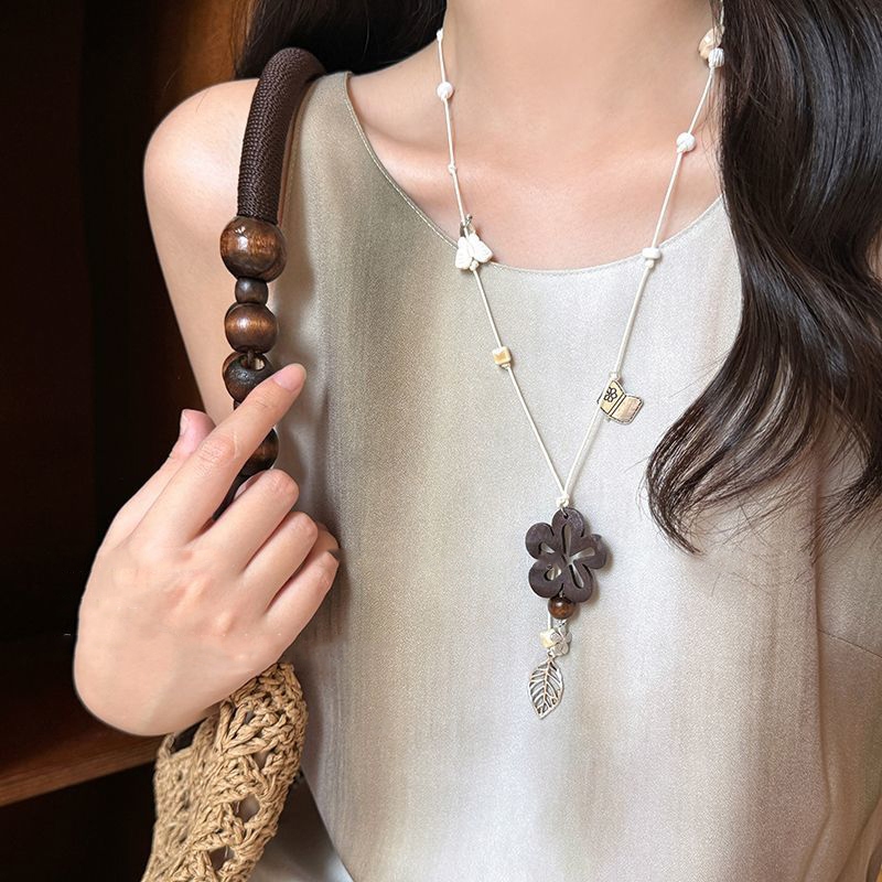 สร้อยคอขอบจี้ไม้ท้อมือสองแบบวินเทจ ประดับด้วยดอกไม้และผีเสื้อขนาดเล็ก