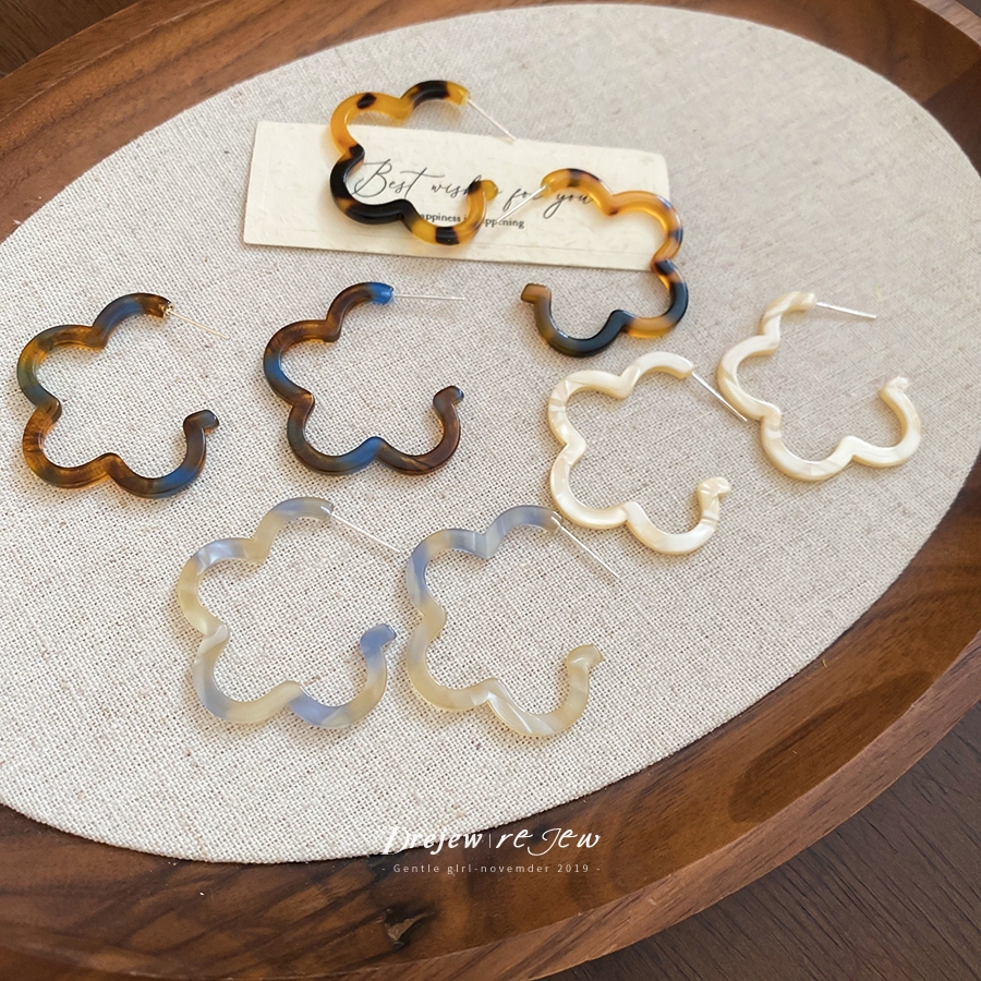 ต่างหูเงิน 925 กับเรซิ่น ออกแบบเป็นลายดอกไม้งานฝีมือสวยงามและหรูหรา