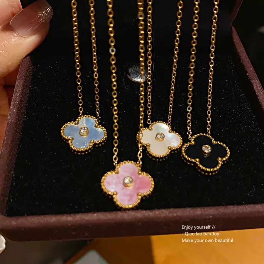 สร้อยคอโคลเวอร์เหล็กไทเทเนียมของขวัญวันเกิดแฟชั่นสร้อยข้อมือหรูหราระดับไฮเอนด์ชุดต่างหูสร้อยคอเกาหลีขายส่ง