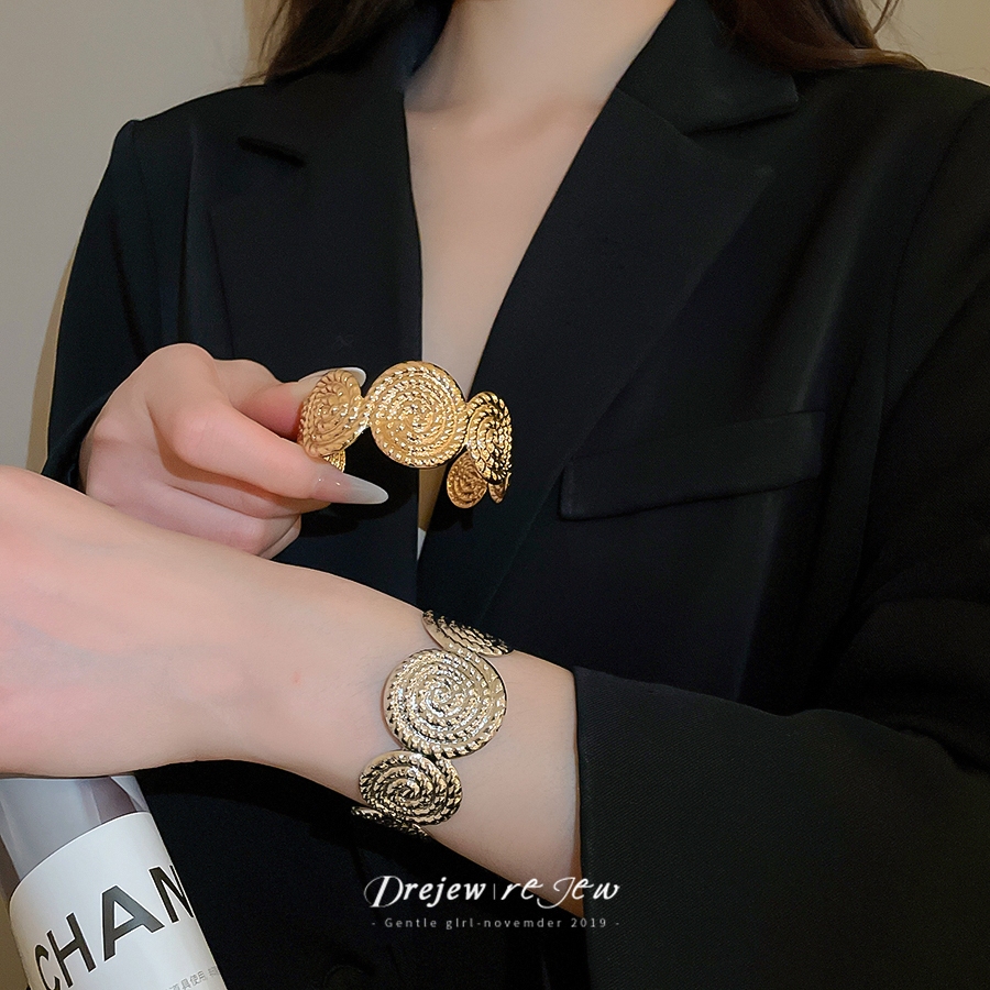 สร้อยข้อมือโลหะดีไซน์เฉพาะตัว สวมใส่ได้หลายโอกาส