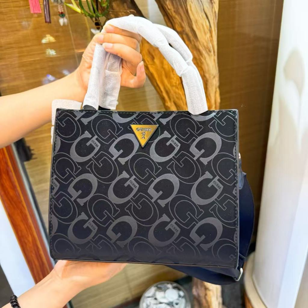 ใหม่ GUESS กระเป๋าถือผู้หญิง กระเป๋าสะพายข้าง 25080214