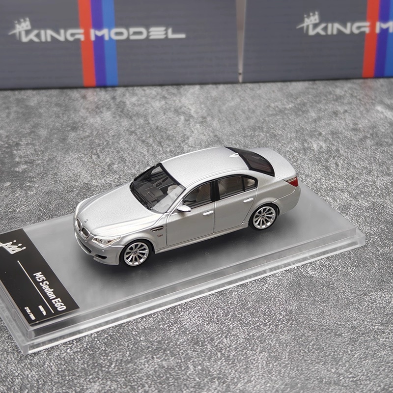 King Model 1:64 BMW M5 E60 Sedan Travel Alloy Car Model Collectible Ornament