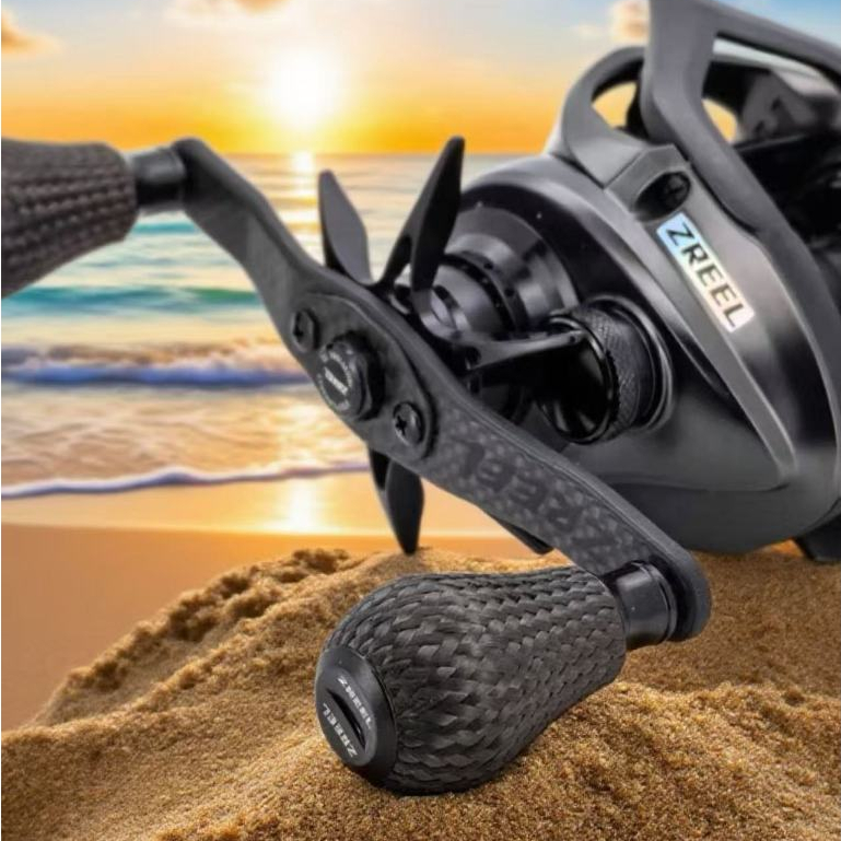 ZREEL กริปขนาดใหญ่สำหรับ Daiwa, Abu และ Shimano จากวัสดุคาร์บอนไฟเบอร์ มีลักษณะเป็นทรงดรอประหว่างใช้