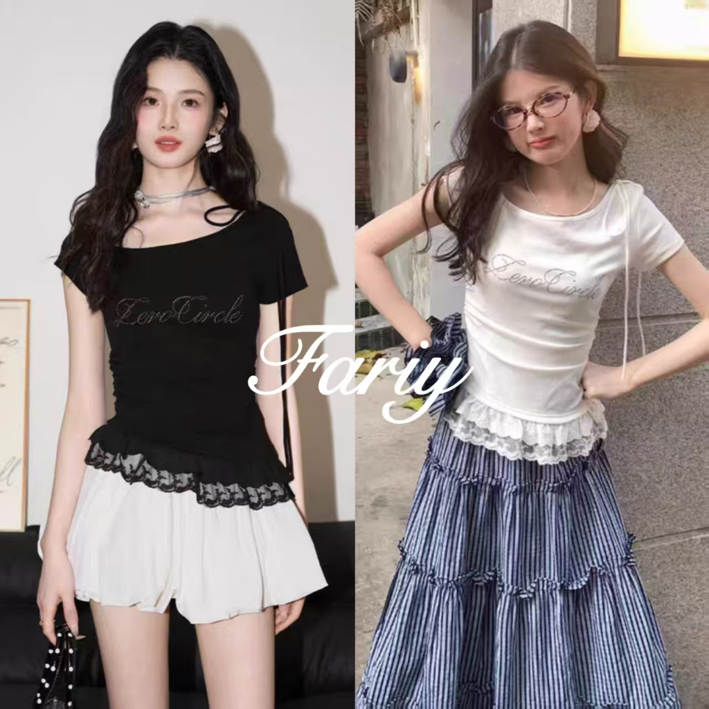 Fariy🍒คลังสินค้าพร้อม🍒 เสื้อยืดแขนสั้นลูกไม้ไหล่เดียวสำหรับผู้หญิง 2025 ฤดูร้อนใหม่สไตล์บัลเล่ต์ดีไซน์ไหล่เฉียงเสื้อรัดรูป