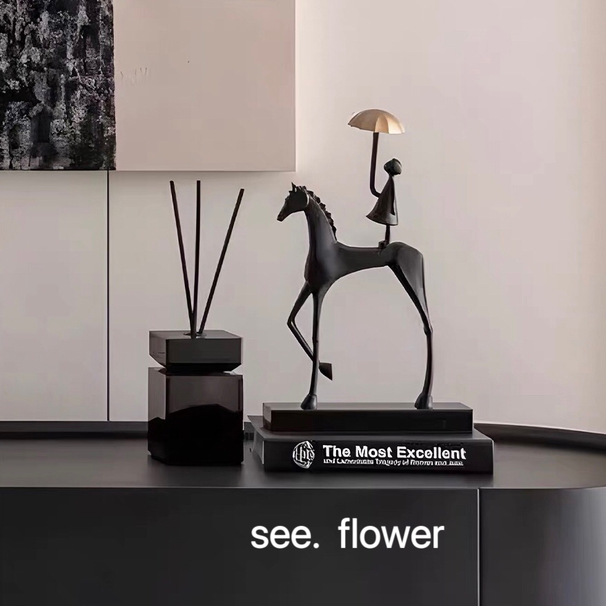 [SEE✿ ดอกไม้] โมเดิร์นเรียบง่ายม้ากลับสาวแสงหรูหราประติมากรรมเครื่องประดับตกแต่งไวน์ห้องนั่งเล่นทีวีสํานักงานงานฝีมือระดับไฮเอนด์ตกแต่งแสงหรูหราระดับไฮเอนด์ประติมากรรมม้าทางเข้าไวน์ตกแต่งห้องนั่งเล่นทีวีสํานักงานสก์ท็อปนุ่มต
