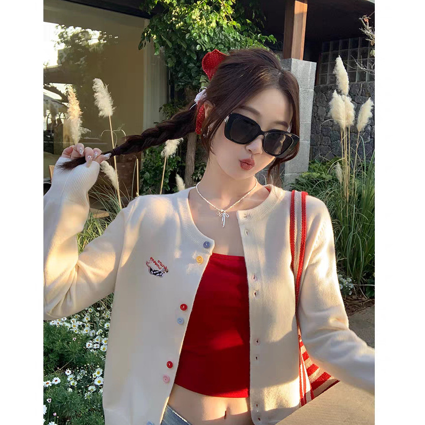 สเวตเตอร์ถักผู้หญิงทรงเพรียว มีลายปักเล็กๆ แบบแอปริคอท – โปรปัง