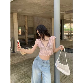 Fariy🍒คลังสินค้าพร้อม🍒 เสื้อเชิ้ตลูกไม้คอวีลึกซีทรูเซ็กซี่สำหรับผู้หญิงในช่วงฤดูร้อน ลายดอกไม้สไตล์ฝรั่งเศส สีชมพูสุดฮอต