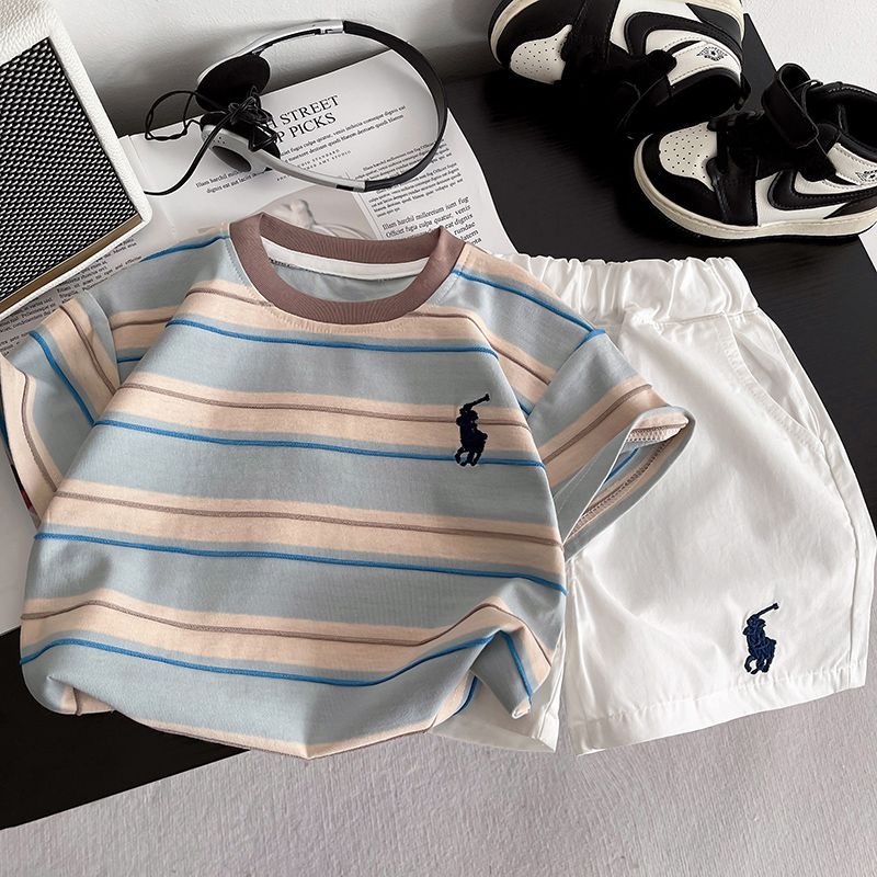 เสื้อยืดปักลายม้าน้อยและกางเกงขาสั้นสีขาวสำหรับเด็ก