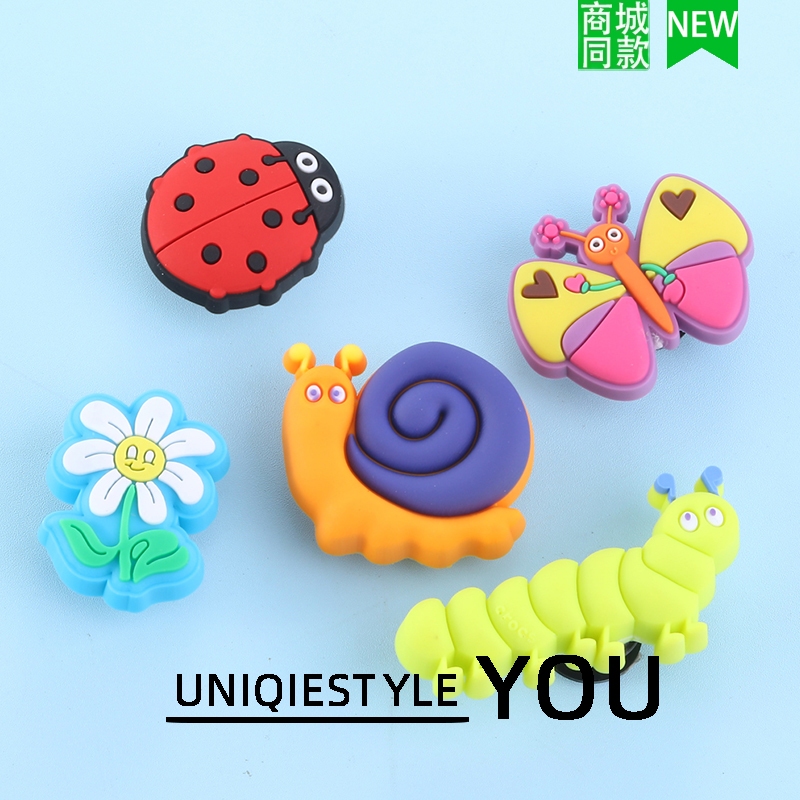 รองเท้าหัวเข็มขัดสไตล์ใหม่ กึ่งDIY สามารถถอดออกได้ มาพร้อมลายพื้นผิวผสม และออกแบบลายหนอนผีเสื้อกับดอกไม้ห้าชิ้น