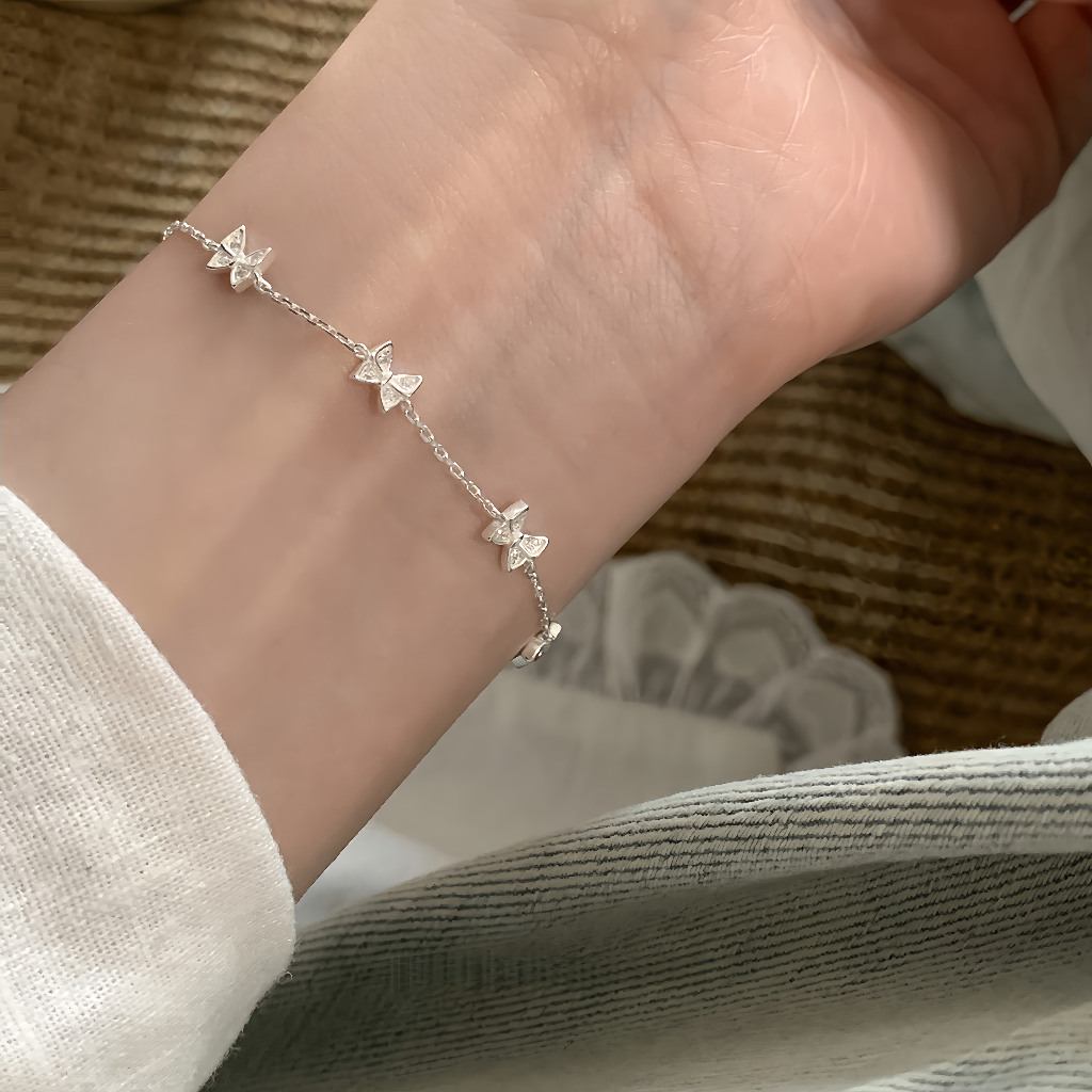 สร้อยข้อมือผีเสื้อผู้หญิง เพทายฝังในสร้อยข้อมือเงินสเตอร์ลิง หรูหรา และสวยงาม