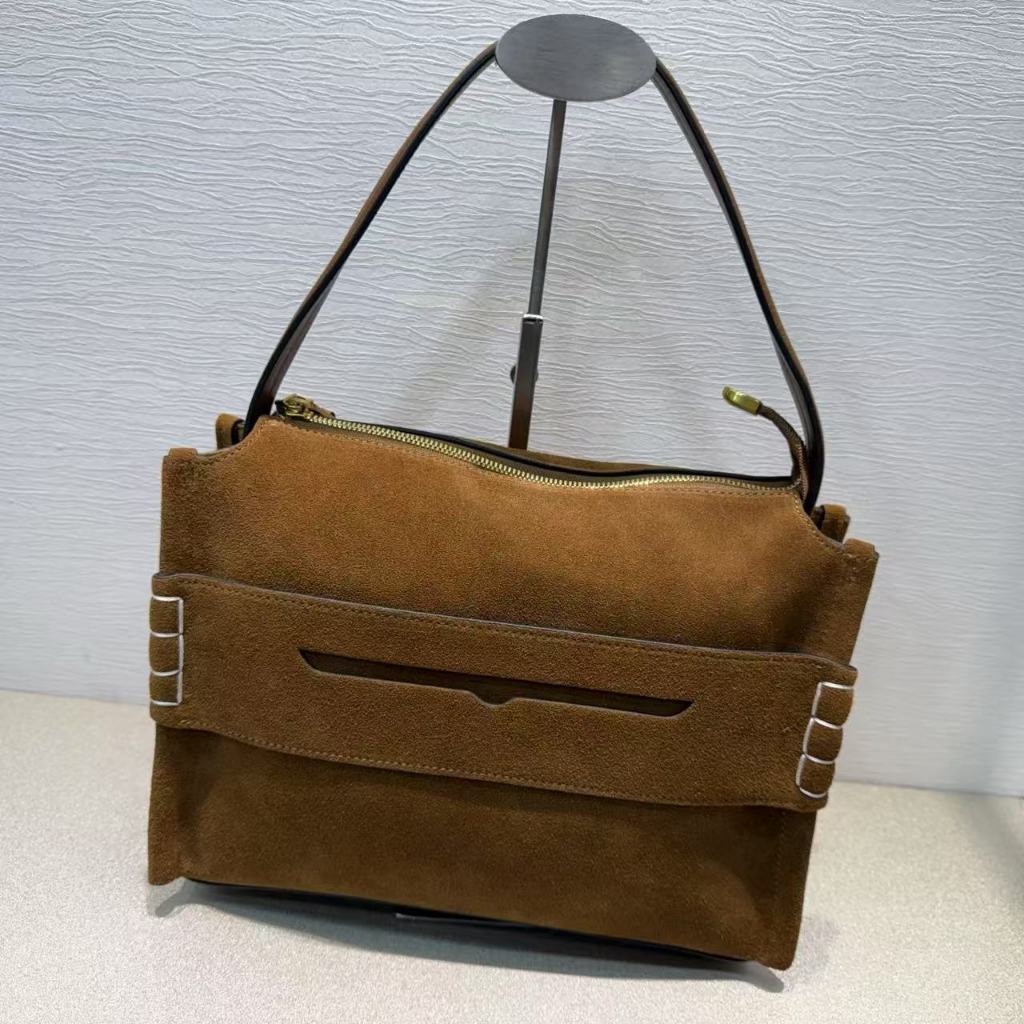 กระเป๋าสะพาย JW Anderson ทำจากหนังวัวแท้ พร้อมใช้งานเป็นกระเป๋าคอมพิวเตอร์