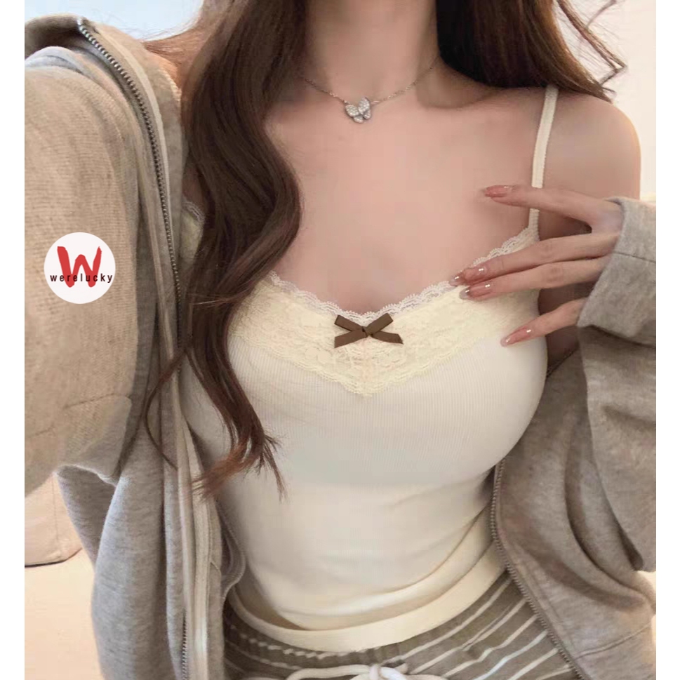 【จัดส่งที่รวดเร็ว】💖Werelucky💖  มาใหม่ เสื้อสายเดี่ยว ดีเทลลายโบว์กลางเสื้อ มินิมอลสไตล์เวียดนาม แต่งตัวง่าย มีฟองน้ำในตัว