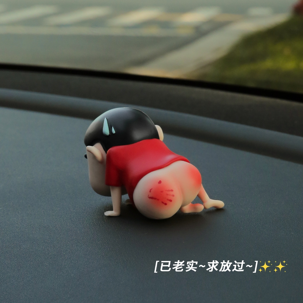Crayon Shin-Chan เครื่องประดับตกแต่งภายนอกรถยนต์คอนโซลกลางสไตล์ใหม่สามมิติด้านหลังจี้ที่ไม่ซ้ํากัน
