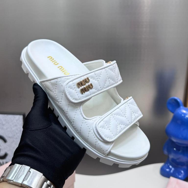 M1um1u หนาด้านล่างผู้หญิงรองเท้าแตะแบนด้านล่าง Beach Leisure Velcro รองเท้าแตะใหม่ 2025 พร้อมกล่อง