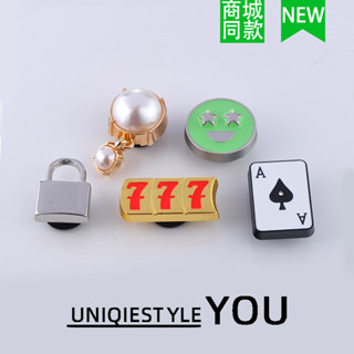 รองเท้าหัวคล้องแบบใหม่ ประดับลายดอกไม้และเข็มขัดโลหะ สีแดงแล…