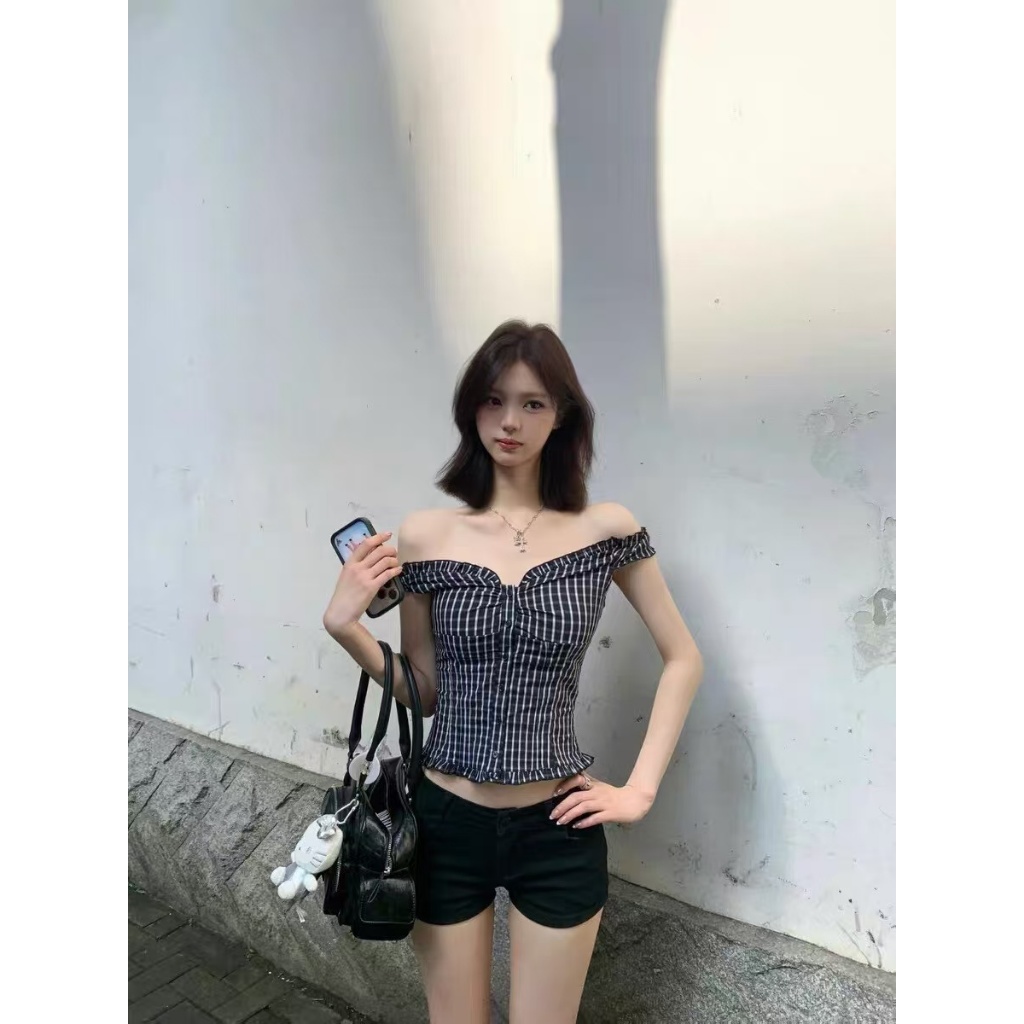 Fariy🍒คลังสินค้าพร้อม🍒 เสื้อเชิ้ตลายสก็อตสีดำสไตล์เรโทรสุดฮอตสำหรับผู้หญิง ทรงสั้นเปิดไหล่ ทรงเข้ารูปช่วงเอว - รูปที่ 4