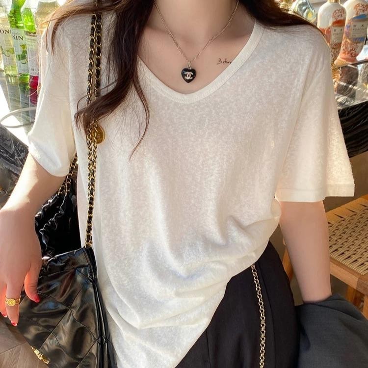 Hotgirl พร้อมส่ง เสื้อยืดแฟชั่นคอวีแขนสั้น ผ้าไหมน้ำแข็งที่สวมใส่สบายและเย็นสบาย ออกแบบมาให้หลวมพอดีS-XL